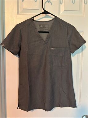 FIGS women’s Heathered Gray XXS Catarina Scrub Top, XXS Yola pants